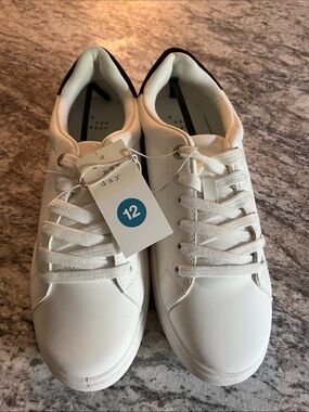 A New Day Men’s Low Top White Sneakers with Black Trim NWT Size 12